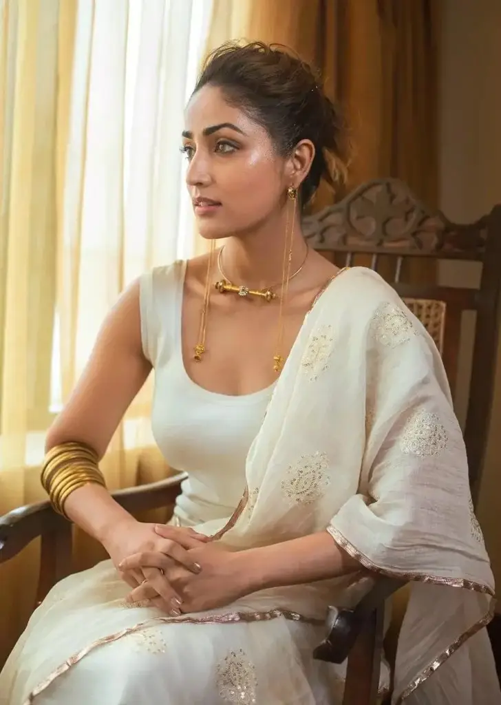 YAMI GAUTAM IN WHITE SAREE SLEEVELESS BLOUSE 5